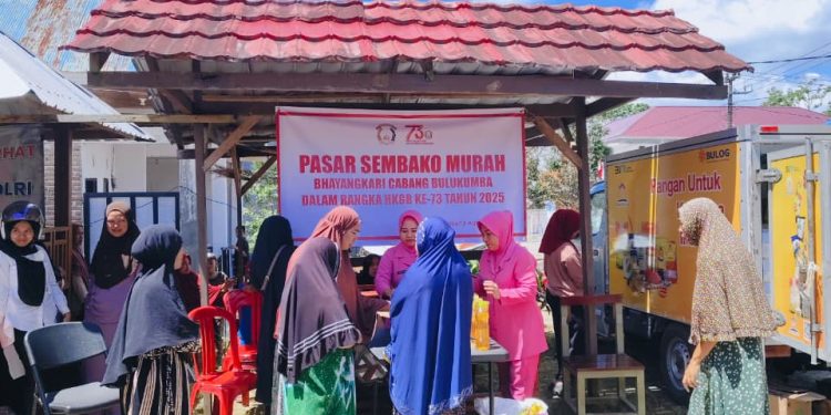 Polres Bulukumba Salurkan 1,7 Ton Beras SPHP dalam Gerakan Pangan Murah di Gantarang dan Kindang