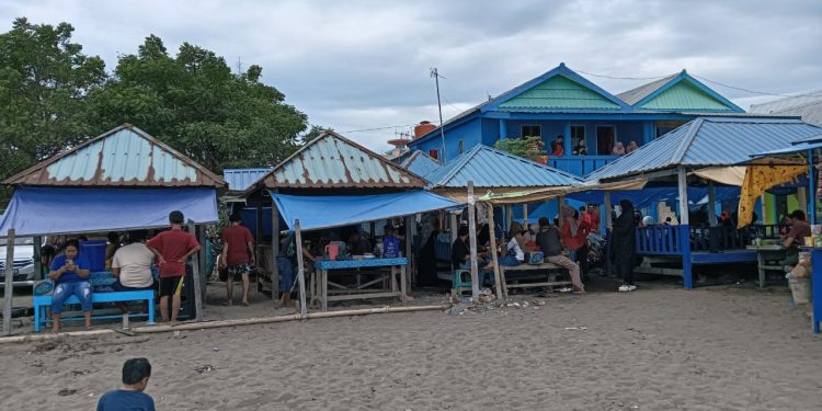 Meski Mahal, Sewa Balai-Balai di Pantai Biru Padat di Hari Kemerdekaan Indonesia