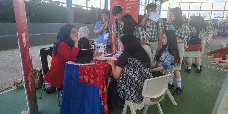 Unhas Perkenalkan Program Unggulan di IVERSE 2025 di IPEKA CPI Makassar