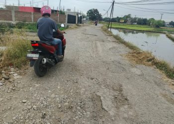Warga Kampung Parang Kelurahan Barombong Keluhkan Jalan Yang Rusak Parah