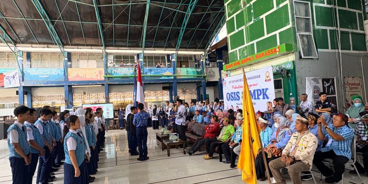 Dihadir Rombongan Disdik, Pelantikan Pengurus OSIS dan MPK SMPN 6 Makassar Berjalan Lancar