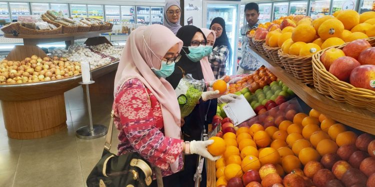 DKP Kota Makassar Lakukan Pengujian Sampel PSAT di Hero Mall Ratu Indah