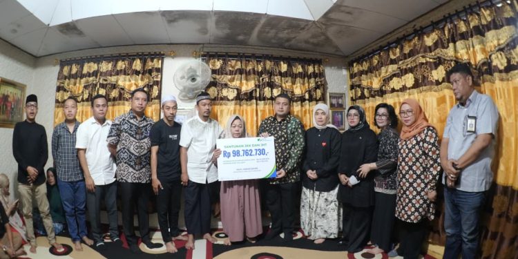Munafri-Aliyah Serahkan Santunan bagi Keluarga Korban DPRD Makassar