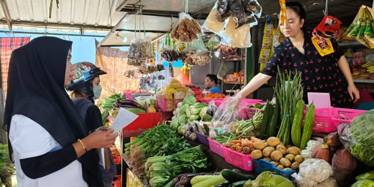 DKP Kota Makassar Laksanakan Updating Harga Pangan di Pasar Sentral BTP