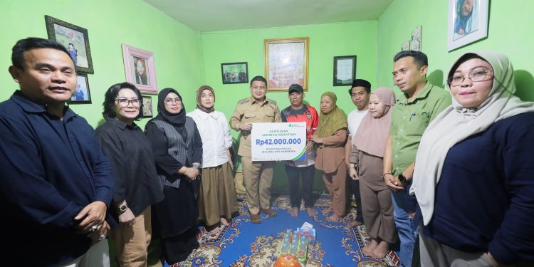 Santunan Kematian Rp42 Juta Diserahkan ke Keluarga Ojol Korban Demo di Makassar