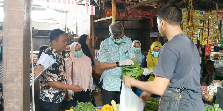 Hari Ini DKP Kota Makassar Kembali Melakukan Pengawasan PSAT di Pasar Pabaeng-baeng
