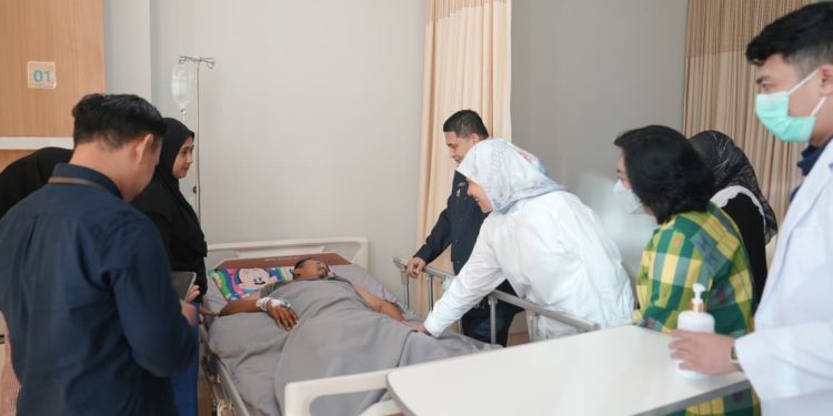 Wali Kota dan Wawali Makassar Jenguk Korban Insiden DPRD, Pastikan Pengobatan Ditanggung BPJS