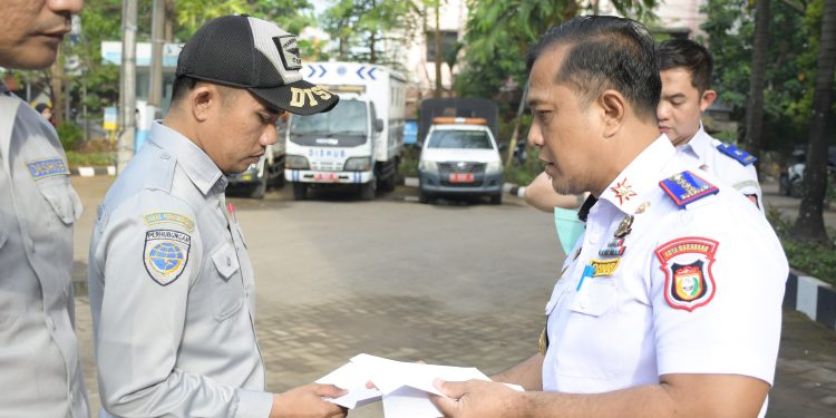 Bentuk Kepedulian, Di Apel Pagi Dishub Makassar Beri Santunan ke Personil Pasca Insiden DPRD