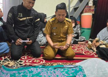 Duka Mendalam, Camat Wajo Berziarah Kerumah Ayah Mertua Wartawan Yang Meninggal