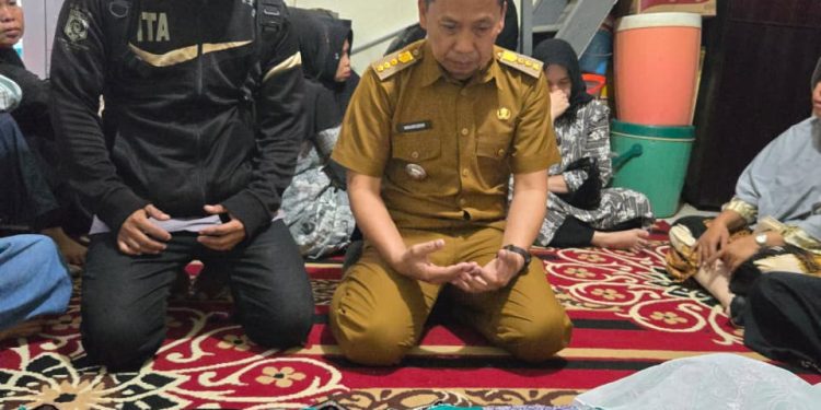 Duka Mendalam, Camat Wajo Berziarah Kerumah Ayah Mertua Wartawan Yang Meninggal