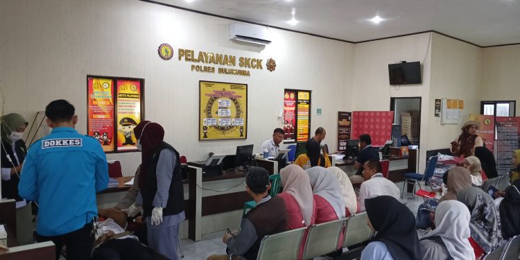 Polisi Melayani, Petugas SKCK Polres Bulukumba Sempat Drop Saat Bertugas
