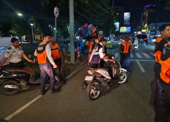 Hingga Malam Hari, Dishub Makassar Tertipkan Parkir Liar Yang Melanggar