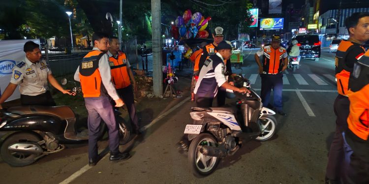 Hingga Malam Hari, Dishub Makassar Tertipkan Parkir Liar Yang Melanggar