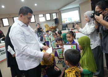 Wali Kota Didampingi Bunda PAUD Makassar Serahkan Hadiah Lomba Mewarnai Anak Semarak HAN 2025