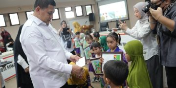 Wali Kota Didampingi Bunda PAUD Makassar Serahkan Hadiah Lomba Mewarnai Anak Semarak HAN 2025