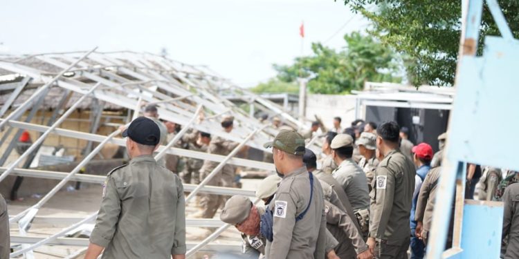 Bangun Tanpa Izin, Satpol PP Makassar Tertibkan Bangunan di Metro Tanjung