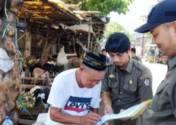 Satpol PP Tertibkan Pedagang Hewan Kurban yang Gunakan Bahu Jalan