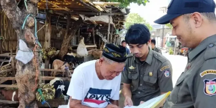 Satpol PP Tertibkan Pedagang Hewan Kurban yang Gunakan Bahu Jalan