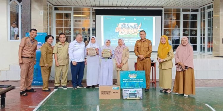 Pelindo Beri Bantuan untuk Siswa Berprestasi di SMPN 5 Makassar, Kenalkan Dunia Maritim Sejak Dini