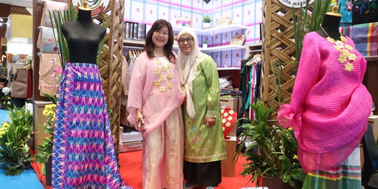 Satu-Satunya Dari Sulsel, Booth Dekranasda Makassar Pikat Pengunjung Inacraft