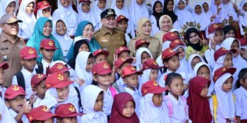 Pemkot Makassar Salurkan Seragam Sekolah Gratis bagi 150 Siswa di Kepulauan Sangkarang