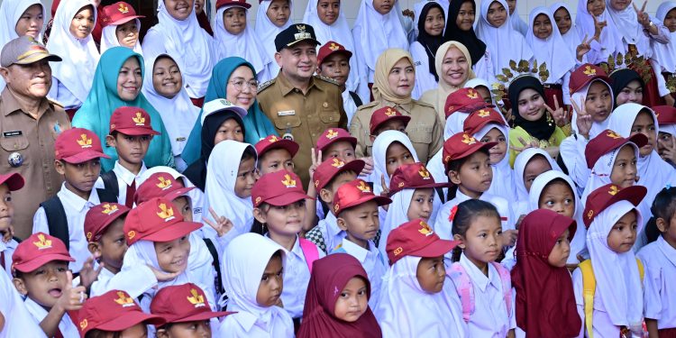 Pemkot Makassar Salurkan Seragam Sekolah Gratis bagi 150 Siswa di Kepulauan Sangkarang
