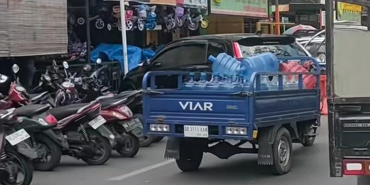Tak Miliki Lahan Parkir Luas, Kondisi Warkop Jalan Bandang Membahayakan Pengendaran Melintas