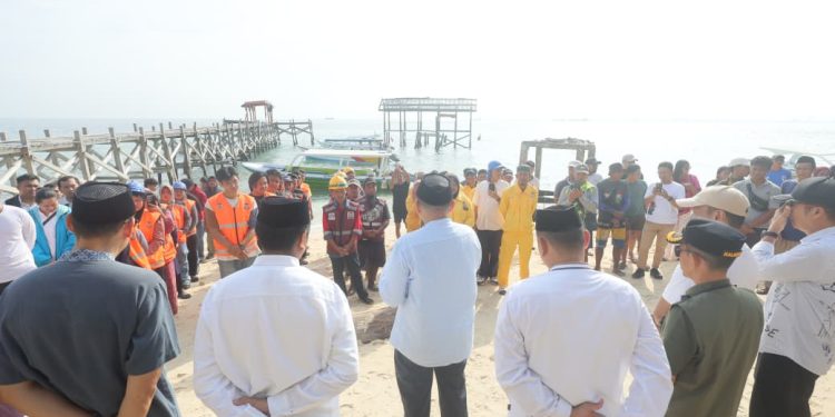 Gerakan Jumat Bersih, Munafri Bareng Satgas Kebersihan Sisir Pulau Samalona