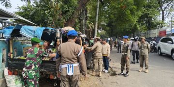Camat Panakkukang Pimpin Penertiban Pasar Tumpah di Jalan Dr. Leimena, Satpol PP Tindak Tegas Pelanggar
