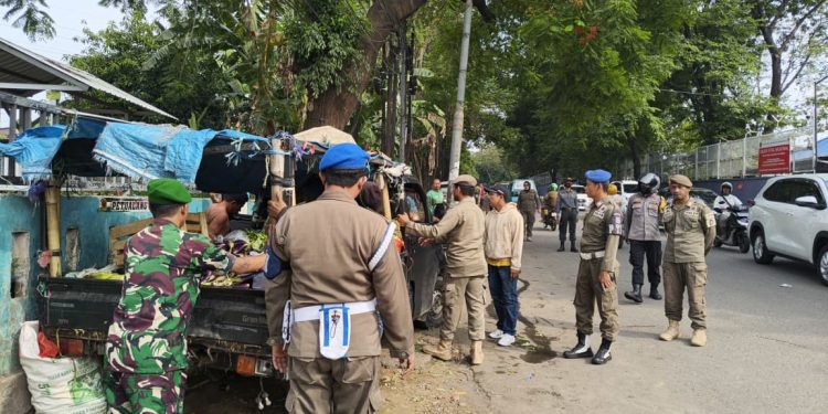 Camat Panakkukang Pimpin Penertiban Pasar Tumpah di Jalan Dr. Leimena, Satpol PP Tindak Tegas Pelanggar