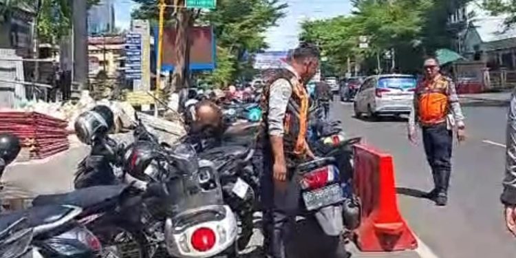 Rambu Larangan Tak Digubris, Parkir Liar Makin Merajalela di Makassar, Dishub Kewalahan