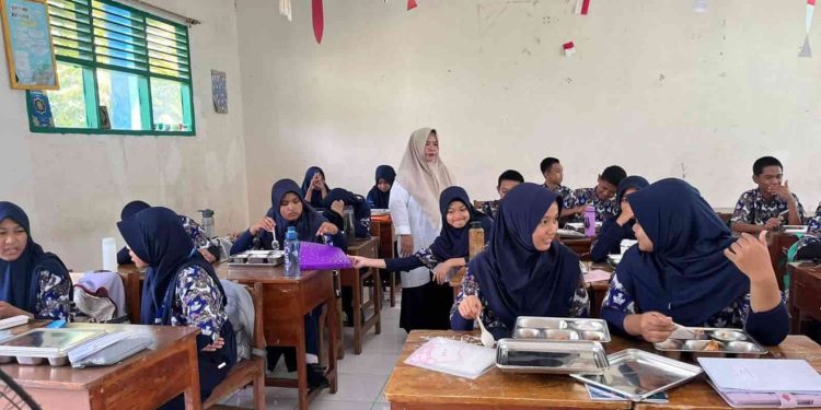 Antusiasme Hari Pertama MBG di SMPN 40 Makassar di Minati Siswa-Siswi