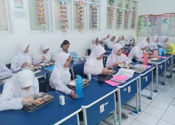 Program Makanan Bergizi Gratis (MBG) Berjalan Lancar di SMP Negeri 3 Makassar, Siswa Sambut Antusias