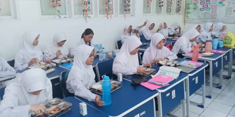 Program Makanan Bergizi Gratis (MBG) Berjalan Lancar di SMP Negeri 3 Makassar, Siswa Sambut Antusias