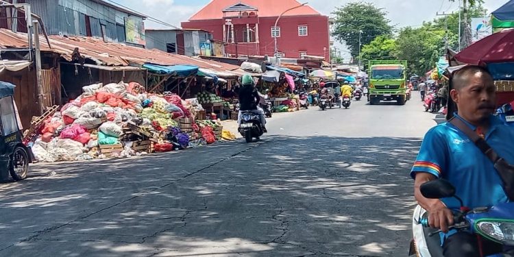 Warga Keluhkan Tumpukan Sampah di Depan Pasar Pannampu, Perumda Pasar Makassar Siapkan Solusi TPS 3R