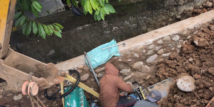 Pemerataan Air Bersih di Timur Kota, PDAM Makassar Lakukan Pekerjaan Koneksi Pipa di Jembatan PLTU Tello
