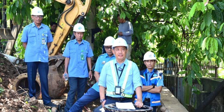 PDAM Makassar Genjot Pemerataan Air Bersih, Plt Dirut Hamzah Ahmad Pantau Langsung Koneksi Pipa di Jembatan PLTU Tello
