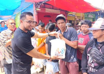 Meriahkan HUT Makassar, Perumda Pasar Salurkan Bantuan ke Ratusan Petugas Kebersihan Pasar Tradisional