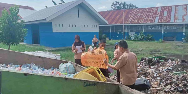 SMPN 13 Makassar Gelar Kegiatan Kokurikuler “Peduli Lingkungan” untuk Tanamkan Kesadaran pada Siswa