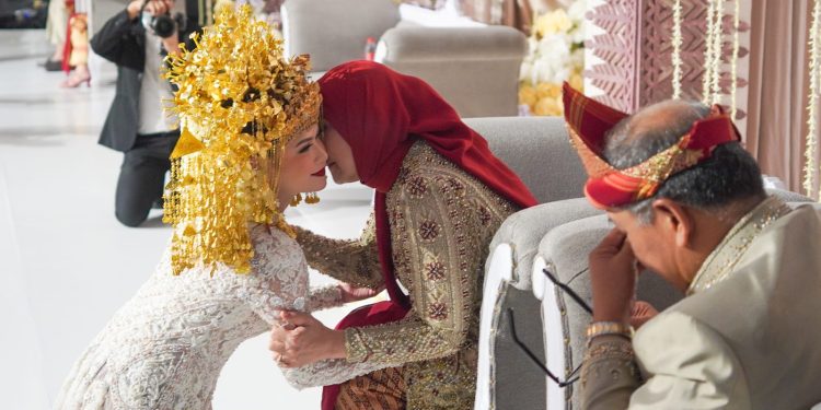 Penuh Haru, Pernikahan Fikar–Falih Diiringi Doa dan Tradisi yang Menghangatkan