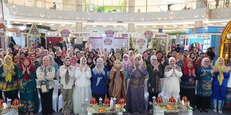 Dekranasda Kota Makassar Raih Juara 2 Parade Wastra di Penutupan Expo Kreatif Andalan 2025