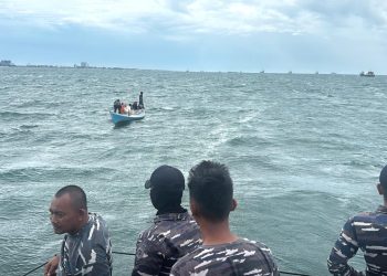 Aksi Heroik TNI AL, KRI Hiu-634 Evakuasi 9 Nelayan dari Selat Makassar Yang Dilanda Gelombang Tinggi, Penumpang Diberi Pertolongan Medis