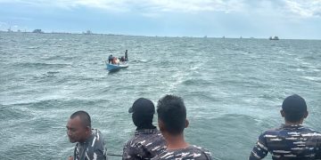 Aksi Heroik TNI AL, KRI Hiu-634 Evakuasi 9 Nelayan dari Selat Makassar Yang Dilanda Gelombang Tinggi, Penumpang Diberi Pertolongan Medis