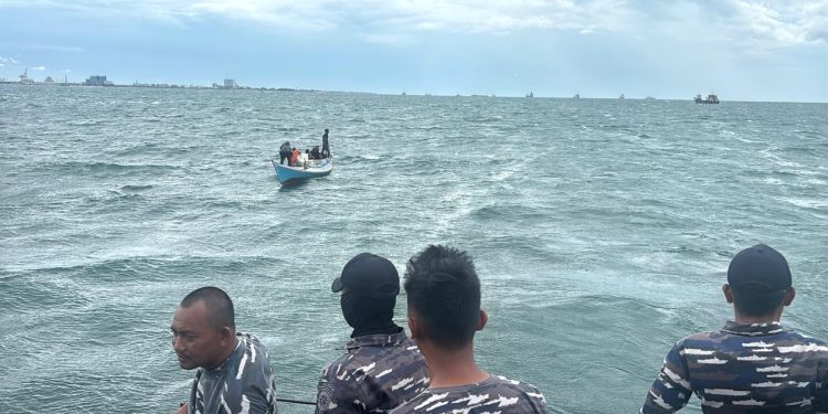 Aksi Heroik TNI AL, KRI Hiu-634 Evakuasi 9 Nelayan dari Selat Makassar Yang Dilanda Gelombang Tinggi, Penumpang Diberi Pertolongan Medis