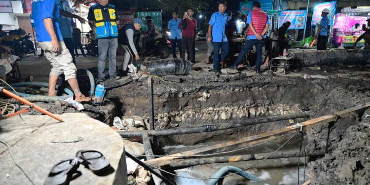 Plt Dirut PDAM Makassar Tinjau Langsung Koneksi Pipa Pongtiku Tengah Malam, Pastikan Proyek Pemerataan Air Bersih Berjalan Lancar