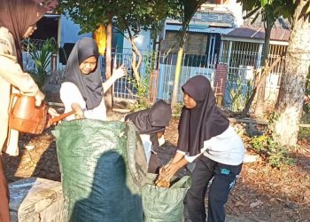 Fokus Target Adiwiyata, Siswa-Siswi SMPN 40 Makassar Kompak Bersih-bersih