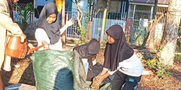 Fokus Target Adiwiyata, Siswa-Siswi SMPN 40 Makassar Kompak Bersih-bersih