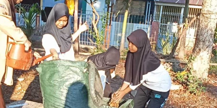 Fokus Target Adiwiyata, Siswa-Siswi SMPN 40 Makassar Kompak Bersih-bersih