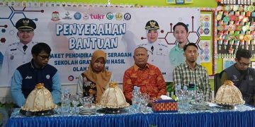 Siswa di Makassar Terima Bantuan Paket Pendidikan dan Seragam Sekolah Gratis dari Hasil Olah Sampah