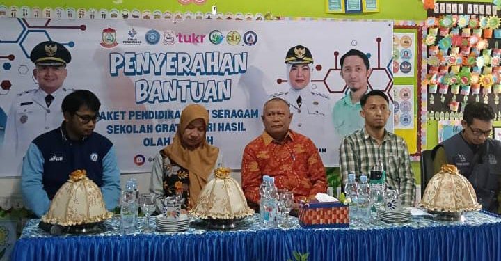 Siswa di Makassar Terima Bantuan Paket Pendidikan dan Seragam Sekolah Gratis dari Hasil Olah Sampah